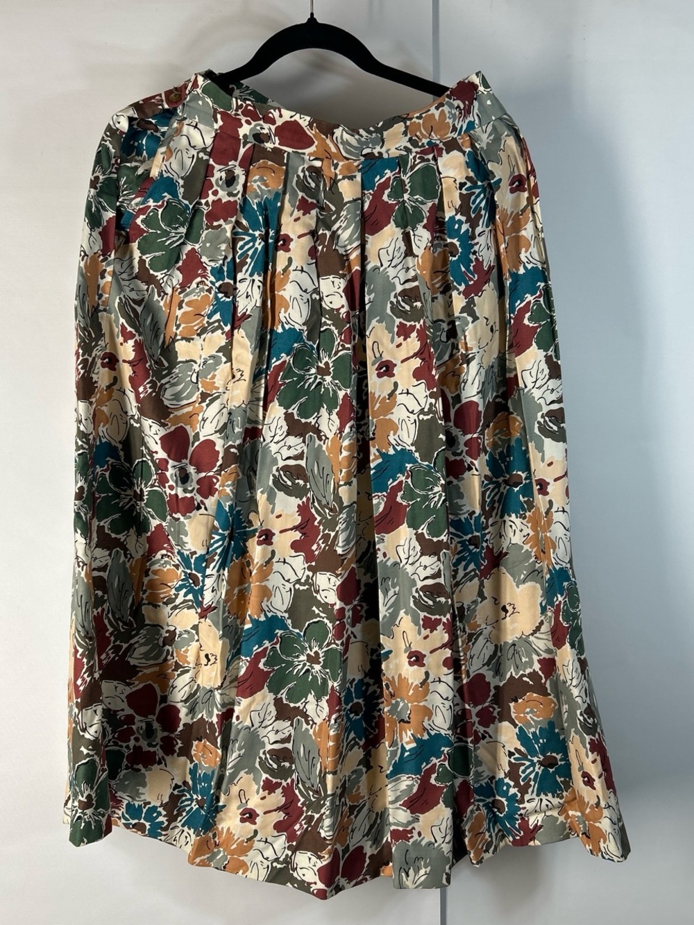 Floral Pleated Midi Skirt in Cream with Multicolor Blooms - Picture 3 of 4